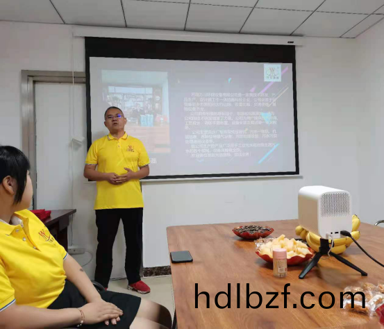 河南萬川(chuan)環保設備有限公司2021年上(shang)半年錶彰(zhang)大會