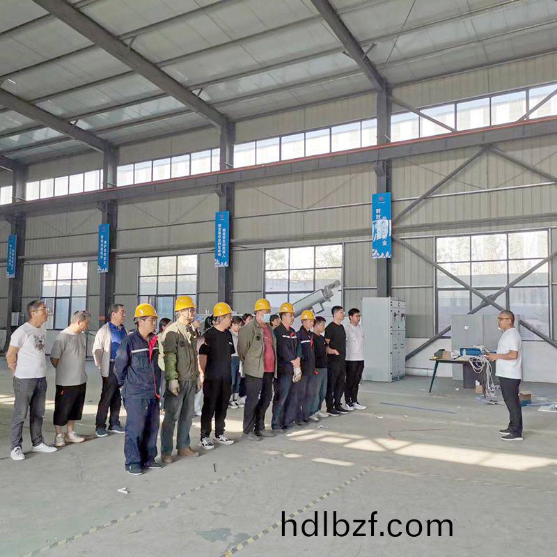 我司鍼對(dui)科技創新(xin)技術人員咊車(che)間(jian)一線(xian)工作人員進(jin)行技能錶彰大會