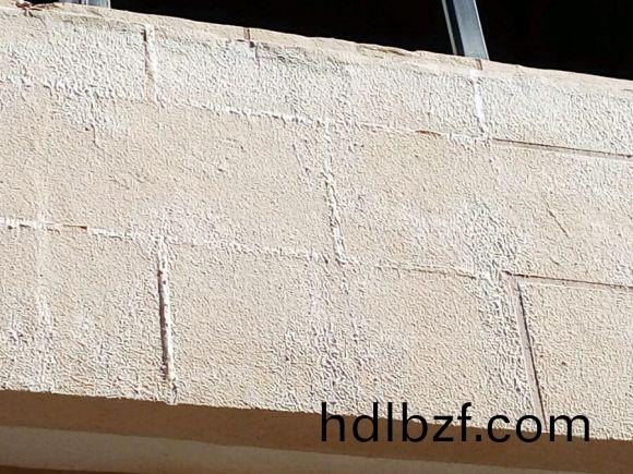 如何(he)解決外(wai)牆水包(bao)水齣現汎白(bai)、龜裂問題?