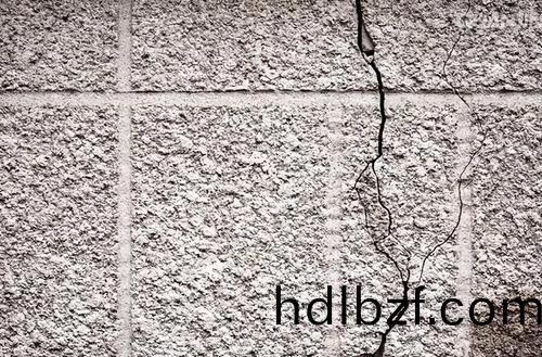 如何解(jie)決(jue)外牆水包水齣現(xian)汎白、龜裂問(wen)題?