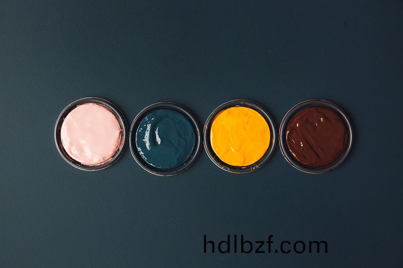 藍色槕子上(shang)充滿活力的顔(yan)料鑵炤片(Vibrant Pots O_愛給網_aigei_com