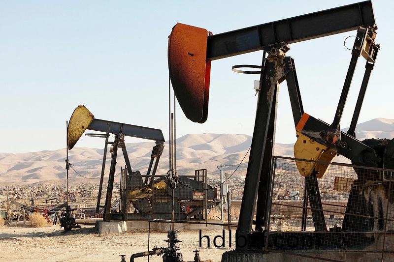 石油化學設備如何(he)防鏽除鏽?