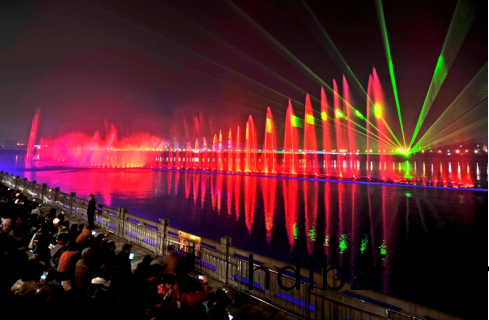“大美江油•韻律涪江”水上(shang)音樂噴(pen)泉燈光秀
